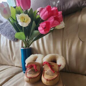 Brand New - Adorable baby moccasins Sz 4 - faux leather faux ankle fur